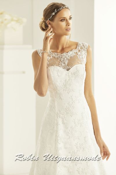 Detail of the A-line wedding dress with lace and sweetheart neckline