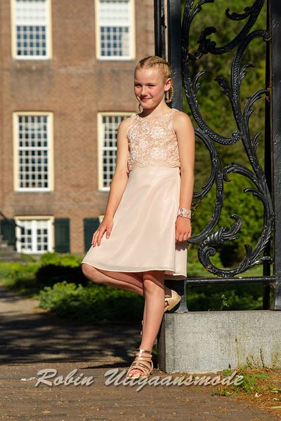 Straight children's dresses to the knee, for weddings and birthday parties, in chiffon with lace top.