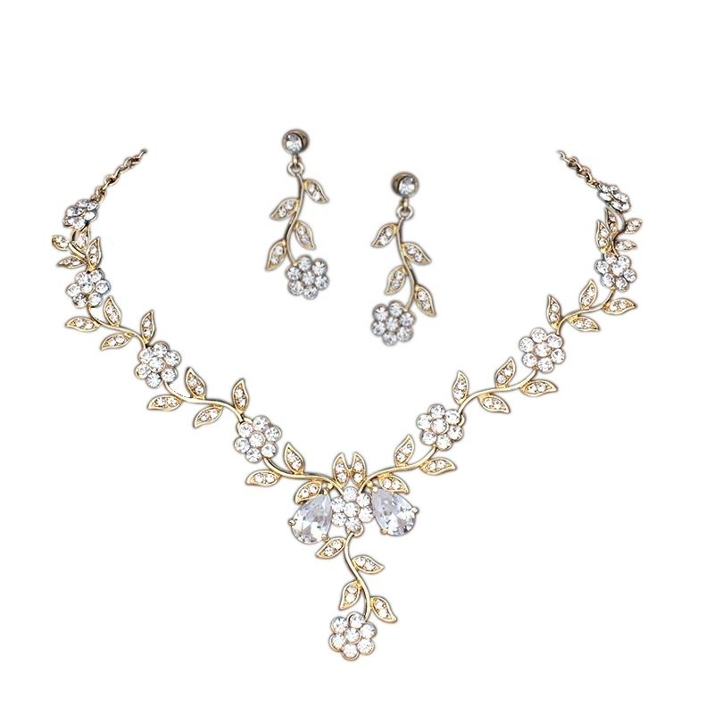 Goudgekleurde sieraden set, van ketting en oorbellen, met strass kristallen